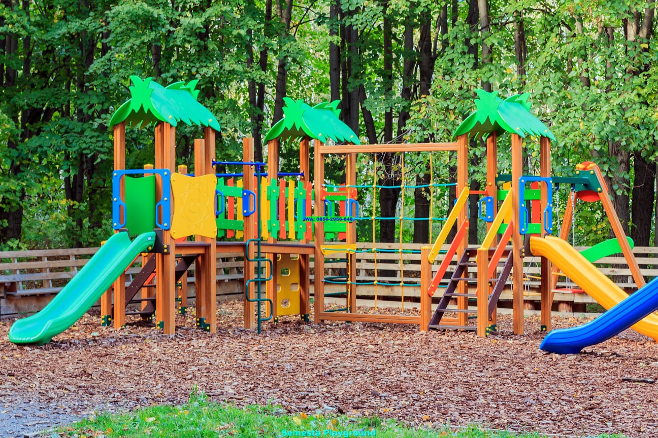 Pembuatan Playground Kayu Anak